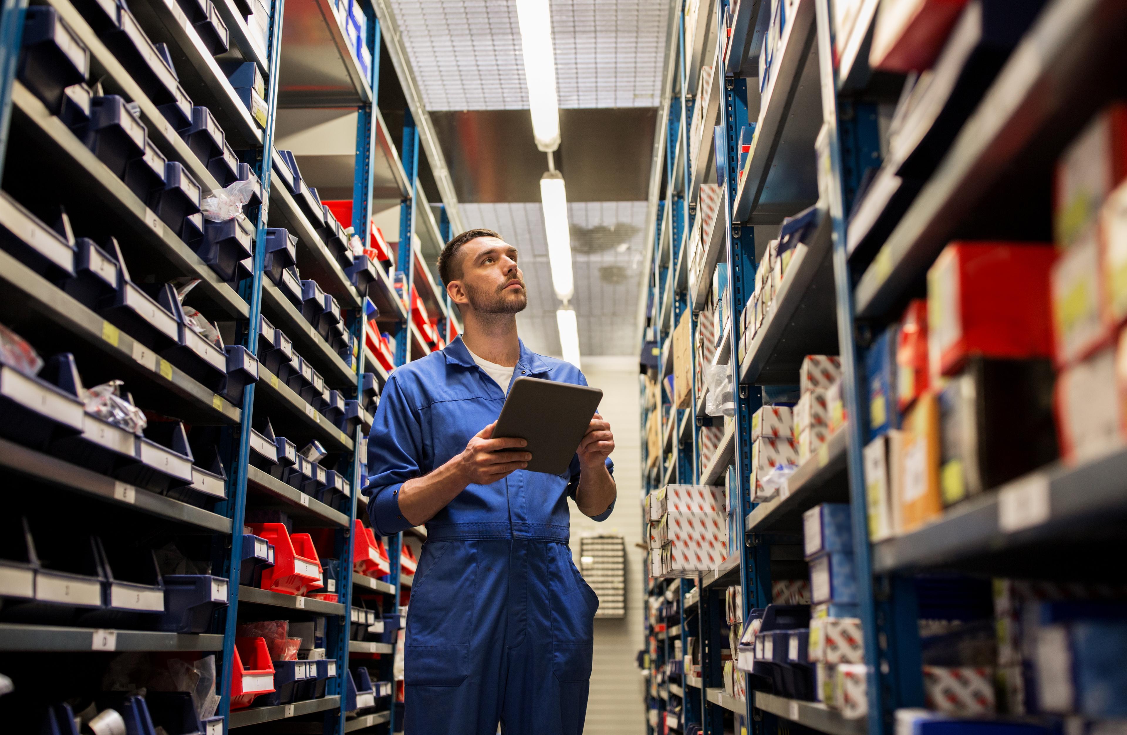 trabajador comprobando el almacén