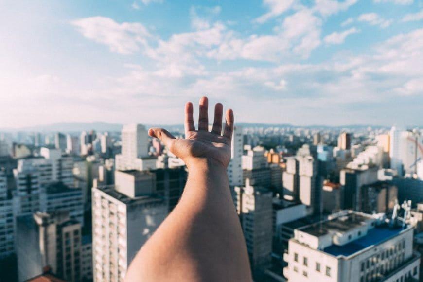 mano encima de ciudad