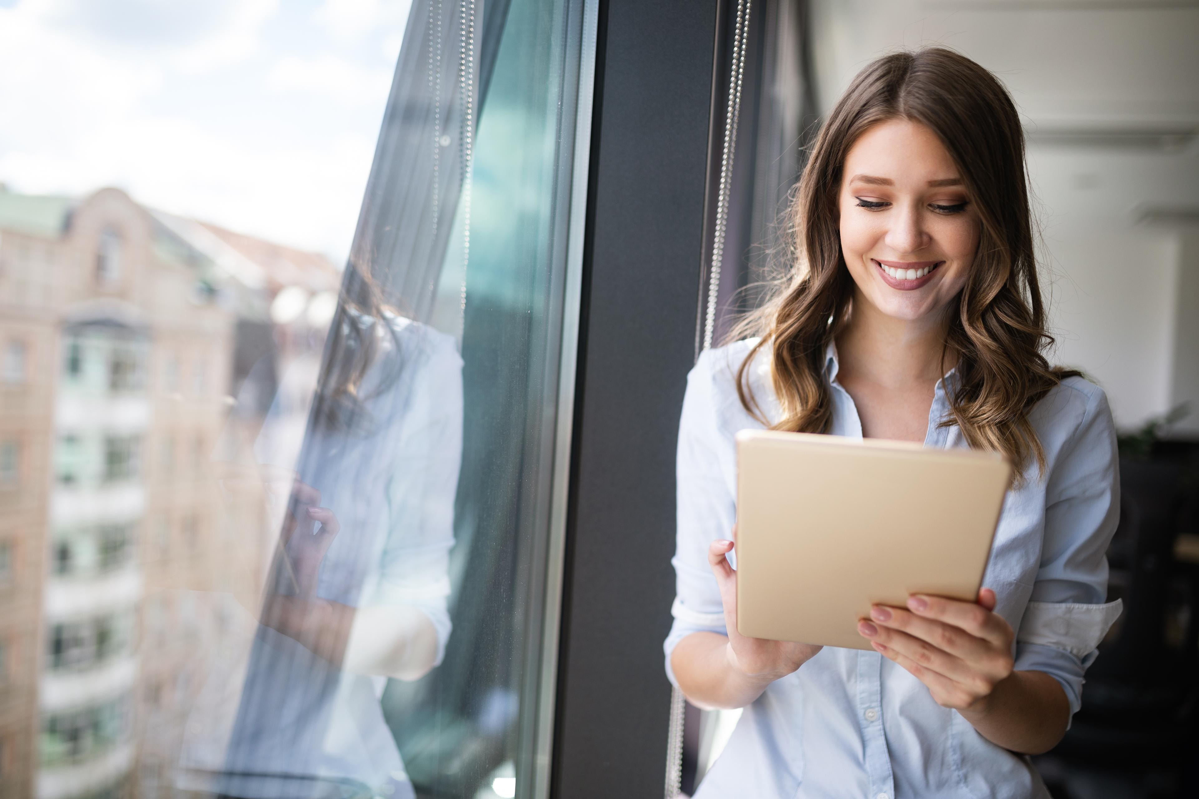mujer usando una tablet